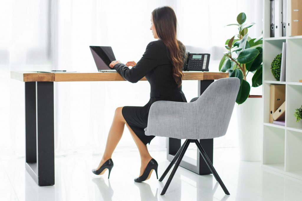 Femme travaillant sur une chaise de bureau tissu